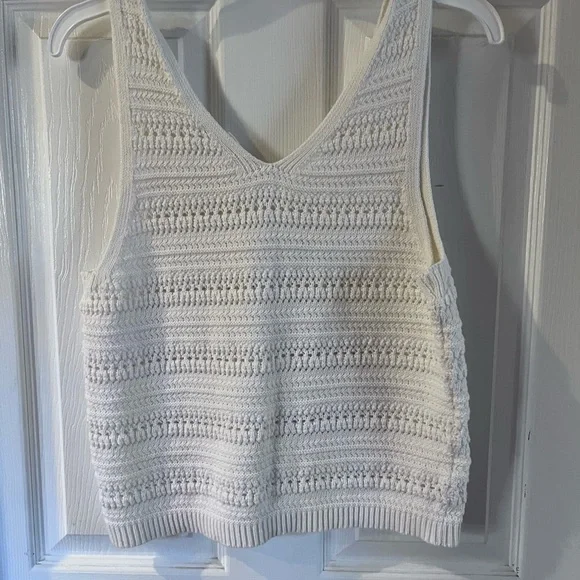 Two gap taps tank black and white.size Medium. - Picture 3 of 6